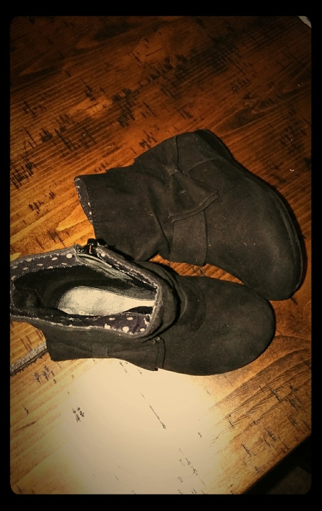 Black fashion boots with a bow
